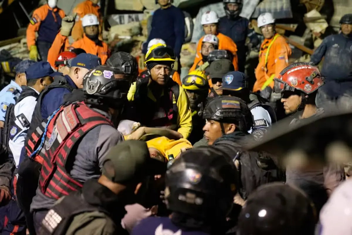 Mexican military personnel and rescue dogs boarding a plane to Venezuela for earthquake relief