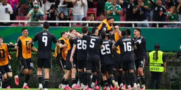Mexican soccer players celebrate their 1-0 victory over South Korea in the 2026 World Cup at Estadio Guadalajara