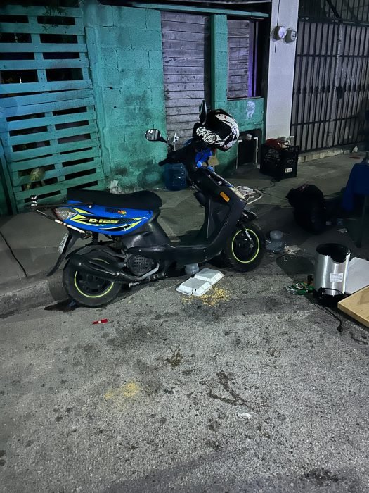 Scene of a motorcycle that crashed into a quinceañera party in Cancún, with police and paramedics present.