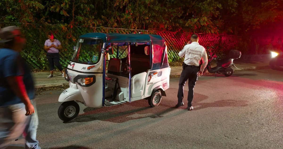 A mototaxi on a street in Playa del Carmen after an accident involving a pedestrian trying to save his dog