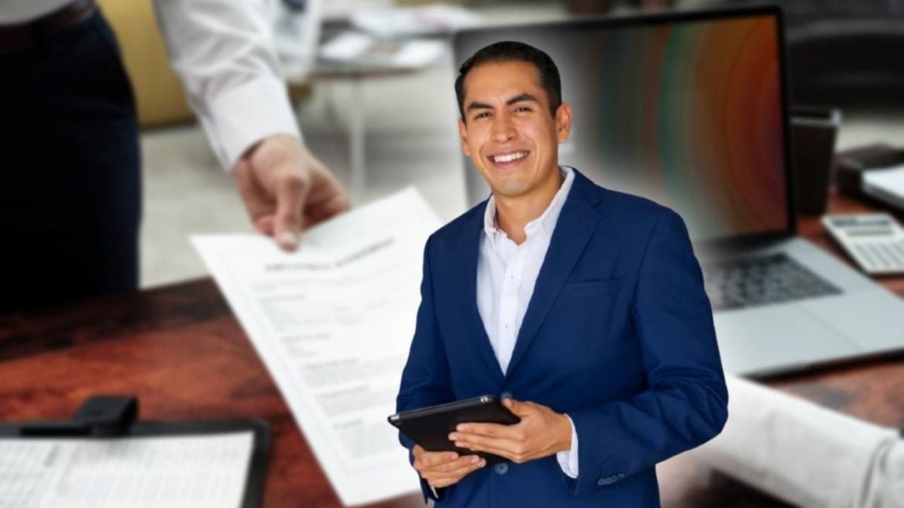 People at a job fair in Playa del Carmen