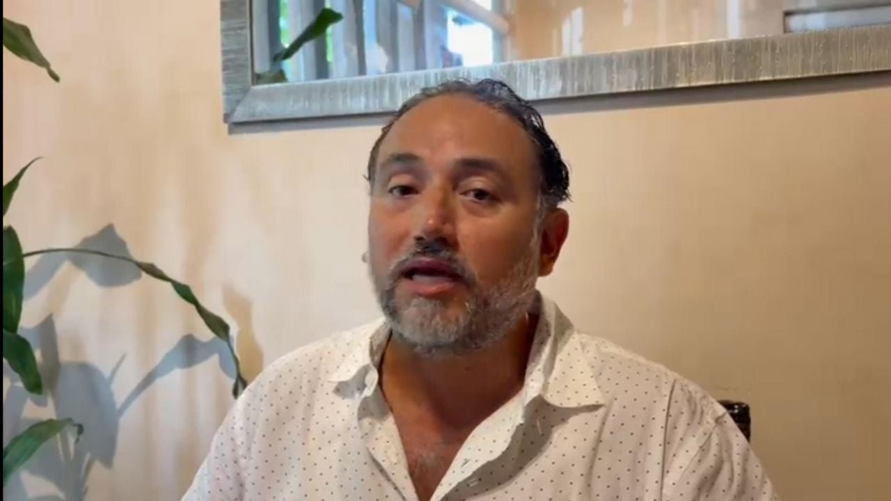 Offner Arjona, president of the Association of Small Hotels of Downtown Playa del Carmen, speaking at a press conference about anti-extortion measures.