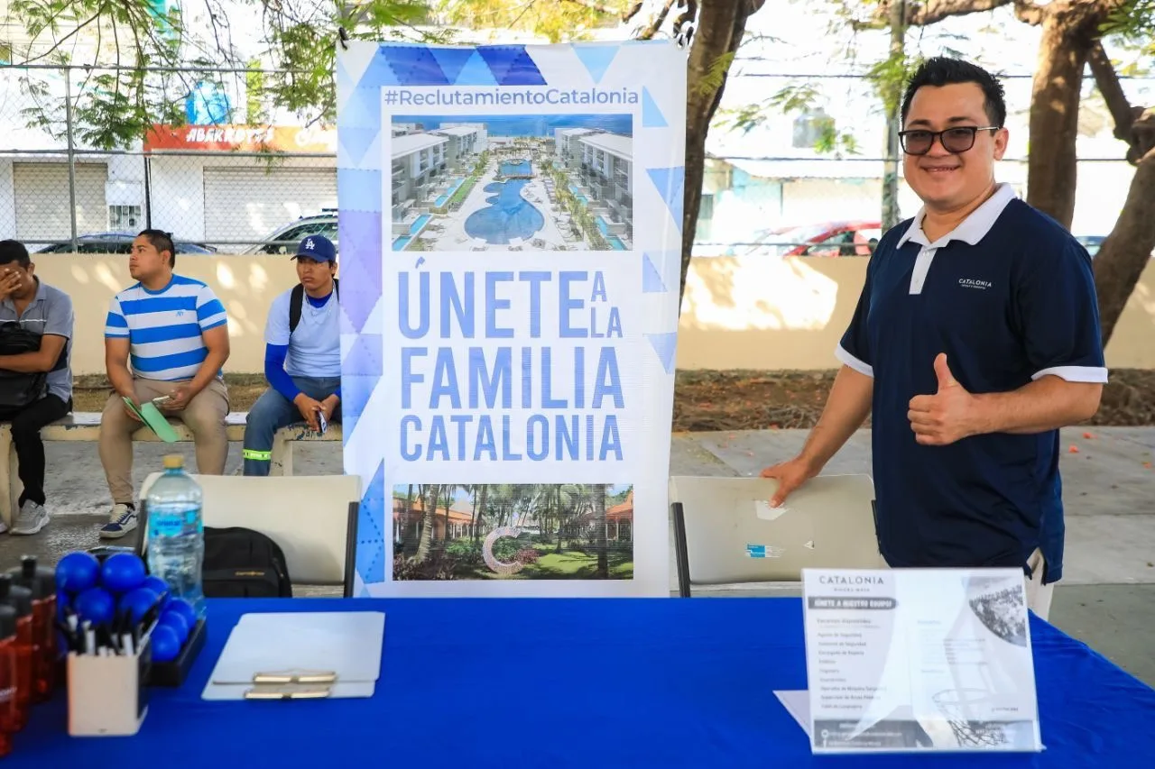 People attending the 16th Municipal Job Fair in Playa del Carmen