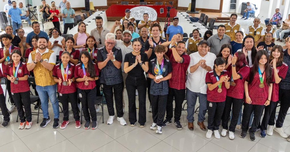Athletes from Playa del Carmen pose with medals at the CONADE National Olympics