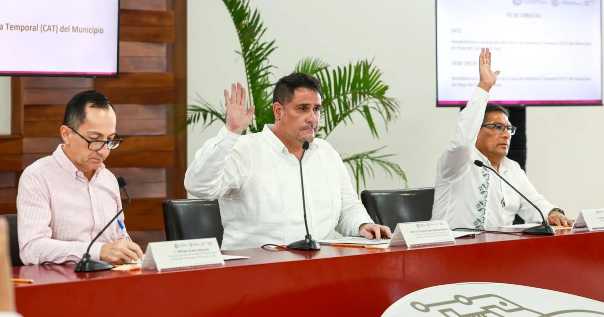 Officials and citizens at a meeting in Playa del Carmen to discuss the Municipal Development Plan
