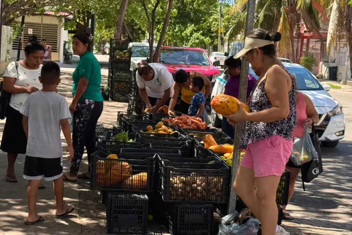 Residents of Playa del Carmen shopping at a local market, illustrating changed consumption habits due to economic crisis.