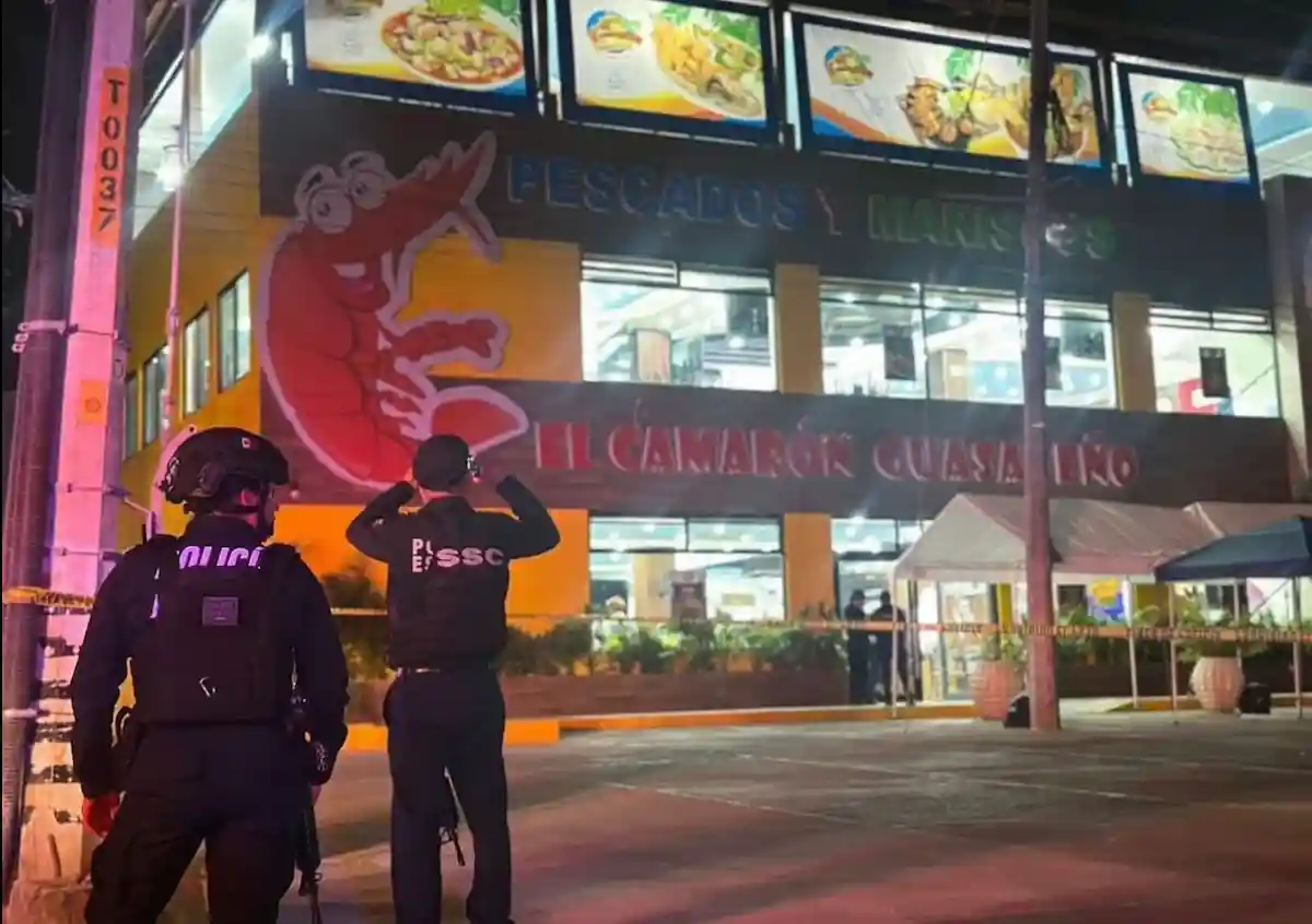Police officers standing outside a seafood restaurant in Playa del Carmen after a shooting