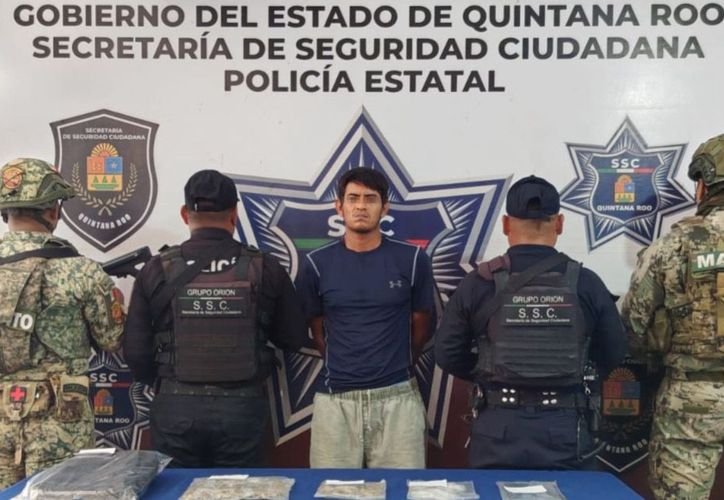 Police officers detain a suspect during an operation in Isla Mujeres, Quintana Roo.