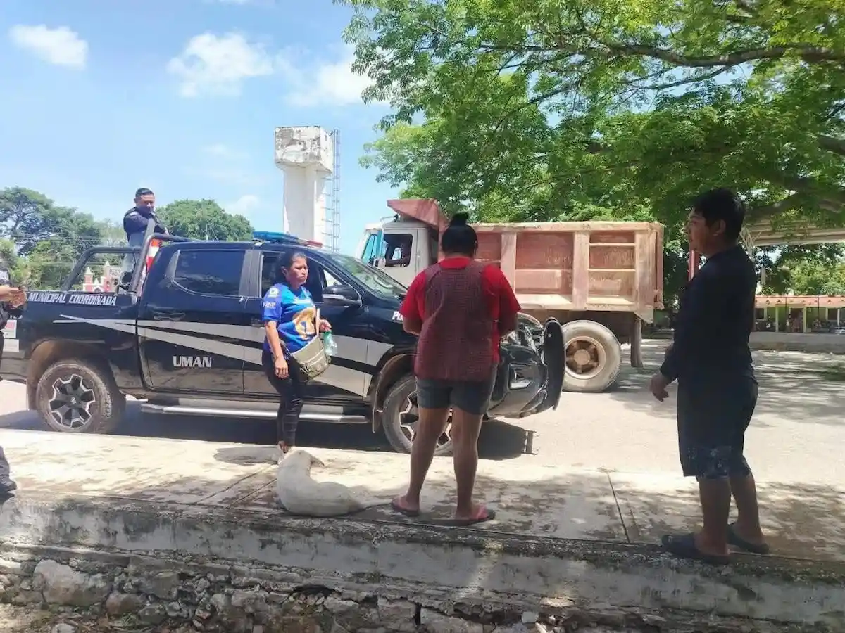 Police officers detain a man and a woman suspected of posing as shamans in Umán, Yucatán.