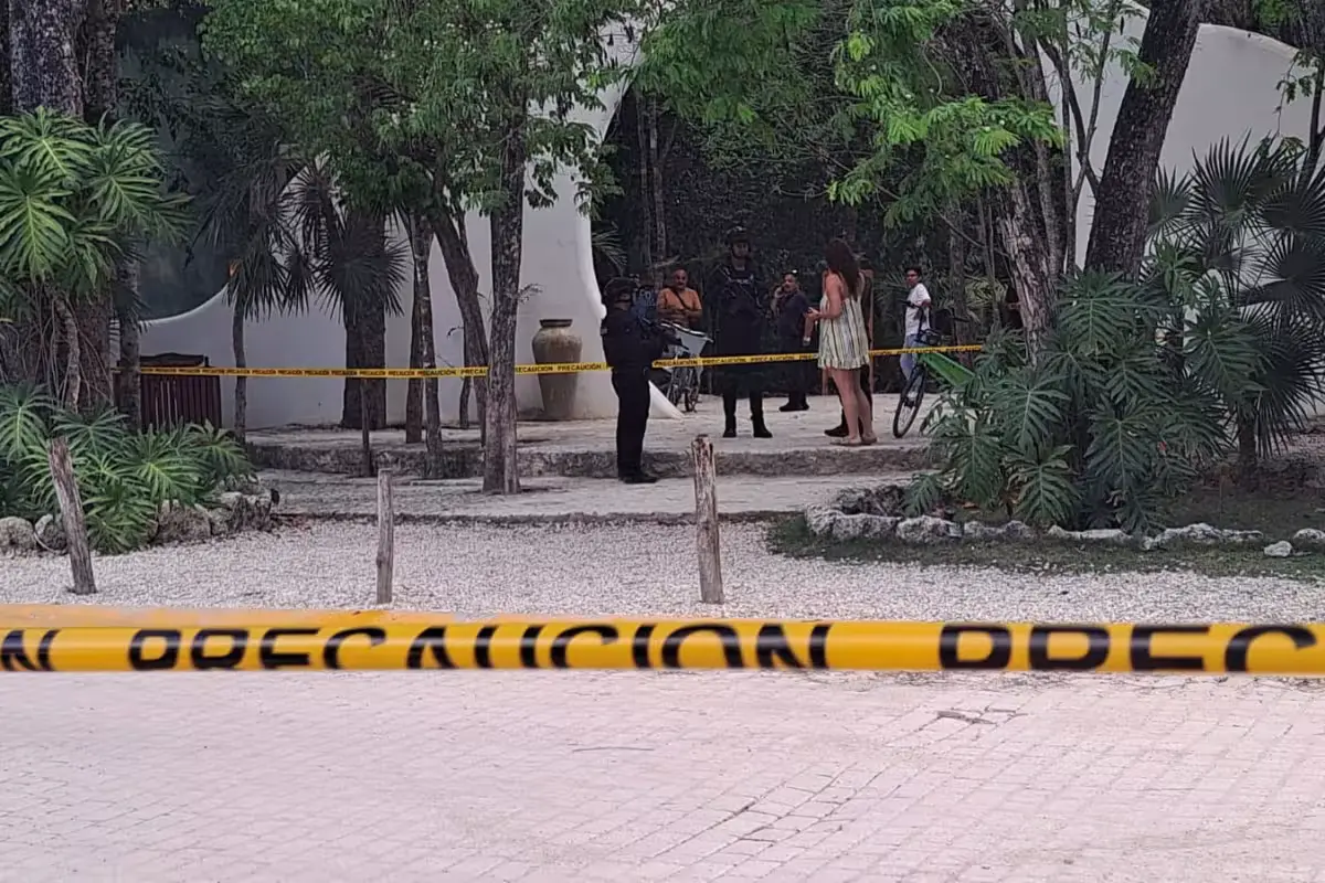 Police officers speaking with witnesses outside the Holistika Hotel in Tulum after an armed robbery.