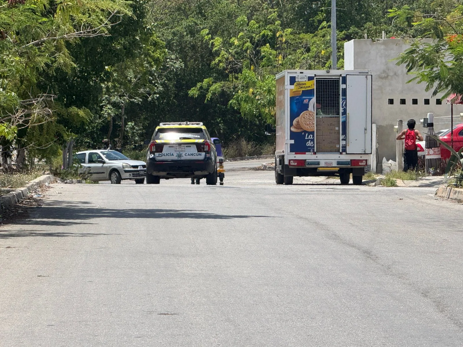Police vehicles and officers during an operation in Cancun after a report of armed men in a mototaxi