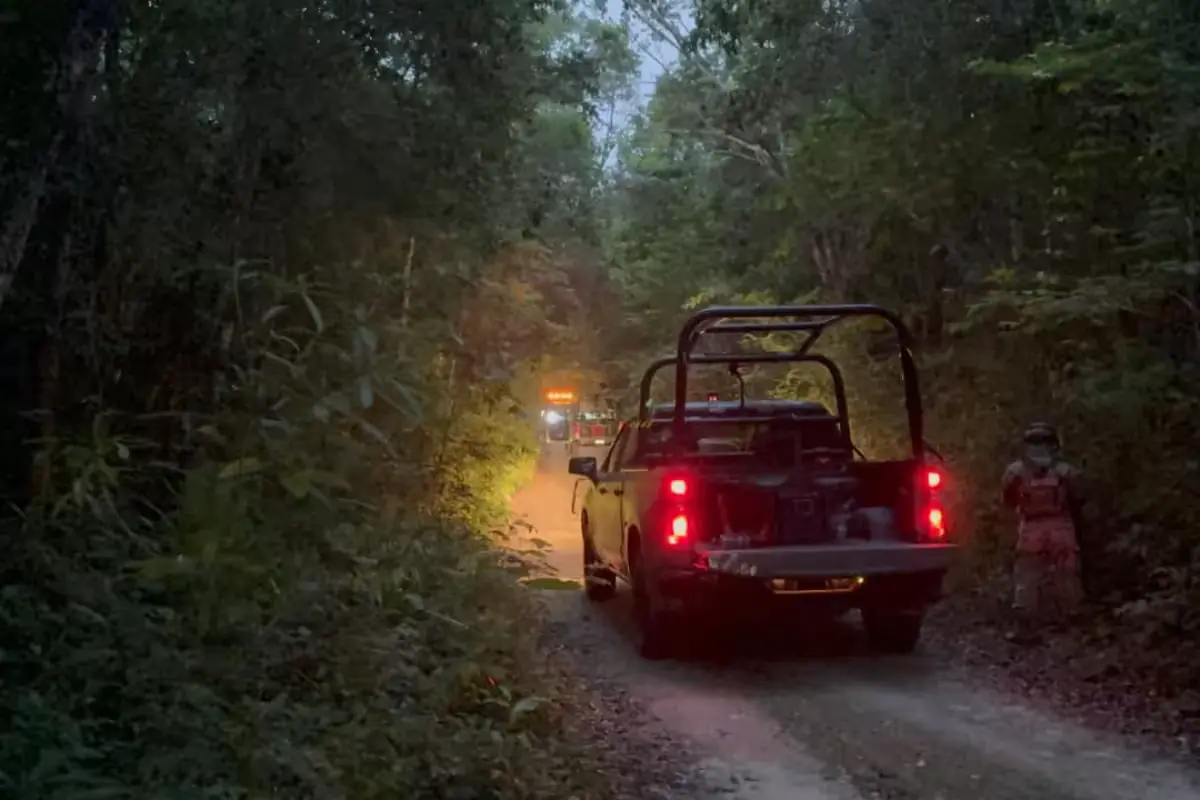 Police vehicles and officers at the scene of an attempted kidnapping in a rural area of Felipe Carrillo Puerto, Quintana Roo.