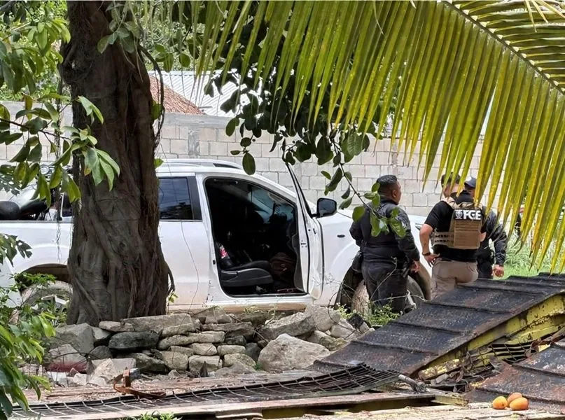 Police vehicles and officers at the scene of an operation in the Las Torres neighborhood of Playa del Carmen