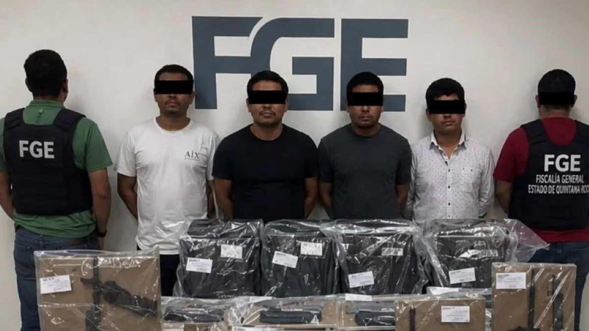 Police officers during an operation on the Puerto Morelos-Leona Vicario highway