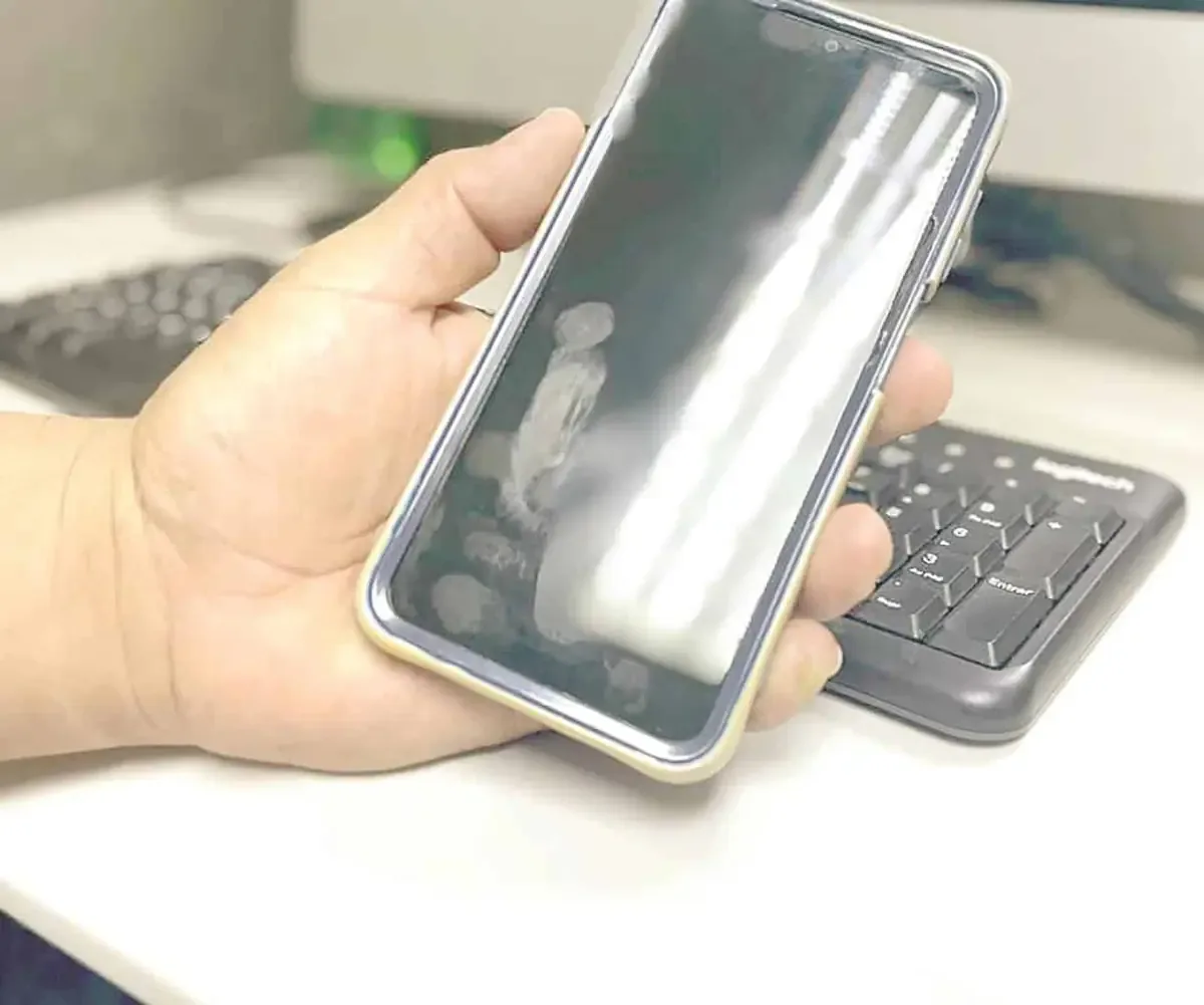 A person holding a smartphone with a blurred background of Mexico City