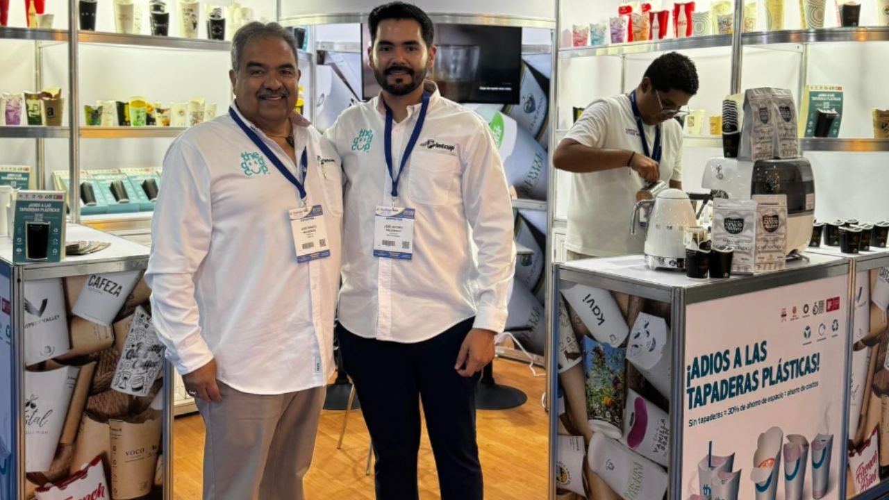 A person holding the new all-in-one biodegradable cup from Printcup México, which integrates the lid into the cup design.