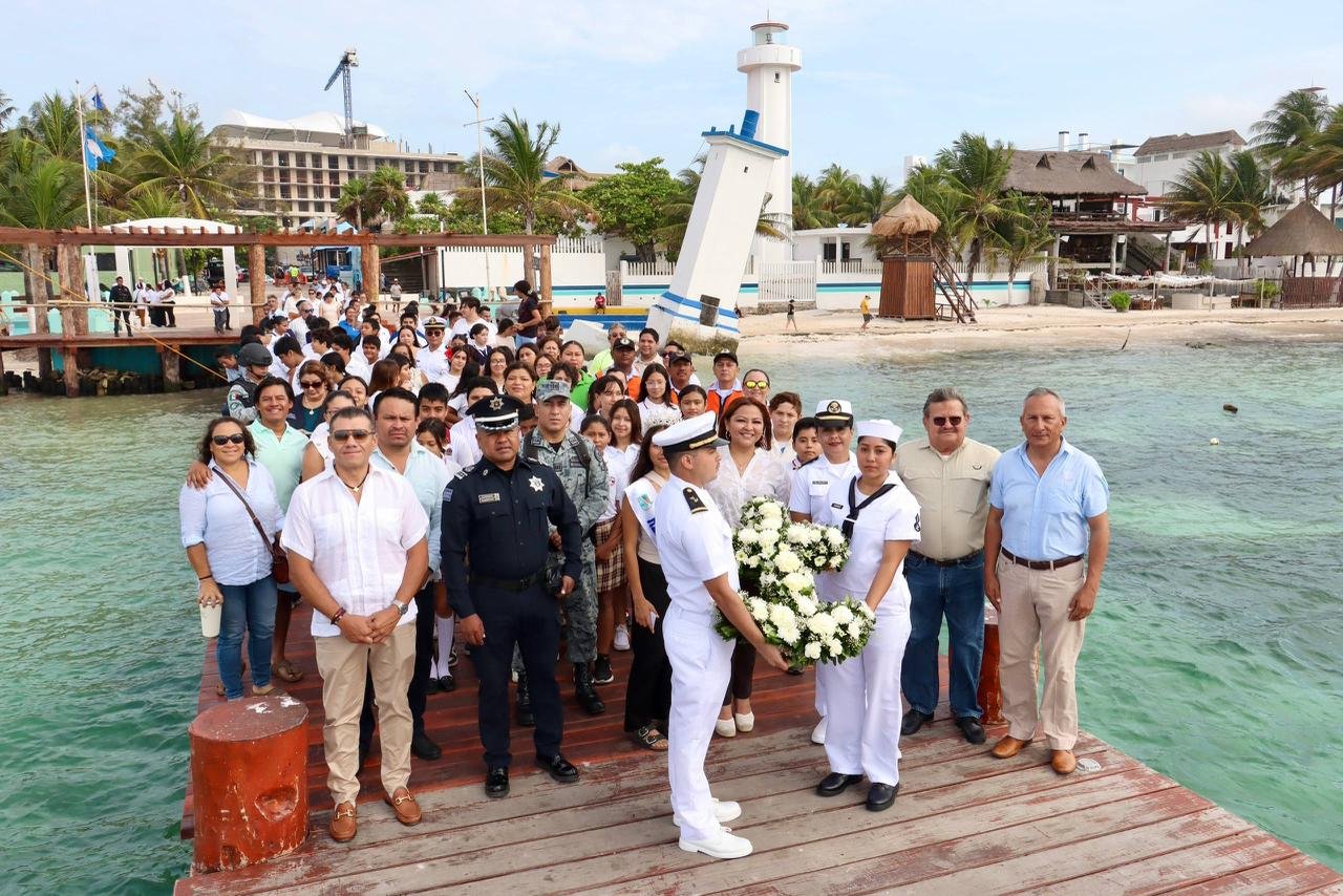 Officials and citizens gather at Ventana al Mar in Puerto Morelos for Mexican Navy Day ceremony