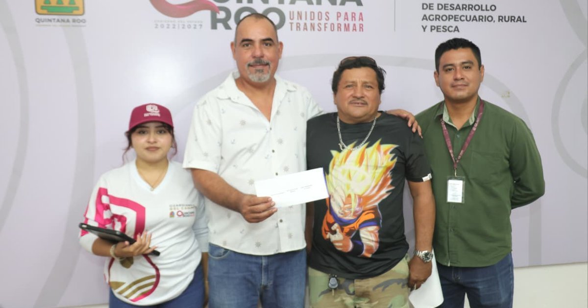 Fishermen receiving electronic food cards from SEDARPE officials in Quintana Roo