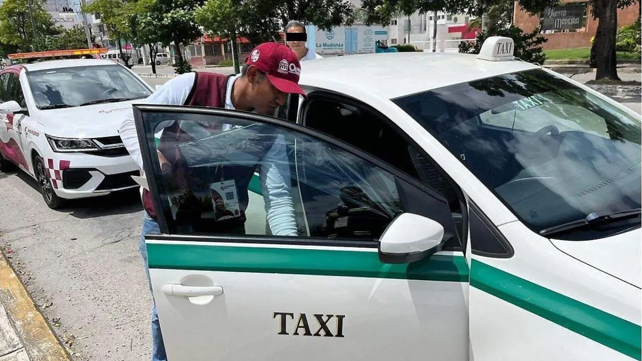 A transport inspection checkpoint in Quintana Roo, Mexico, with officials checking vehicles.