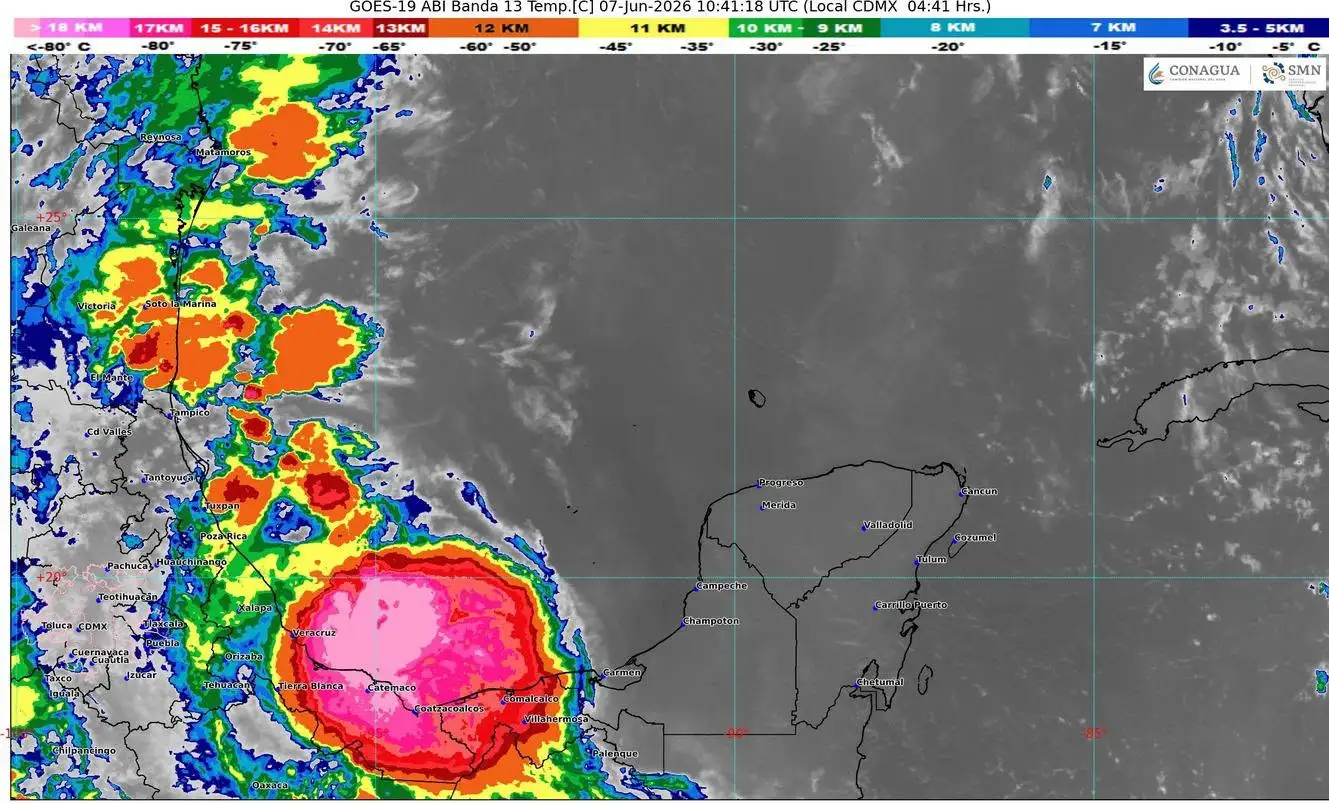 Weather map showing Quintana Roo with high temperatures and rain icons
