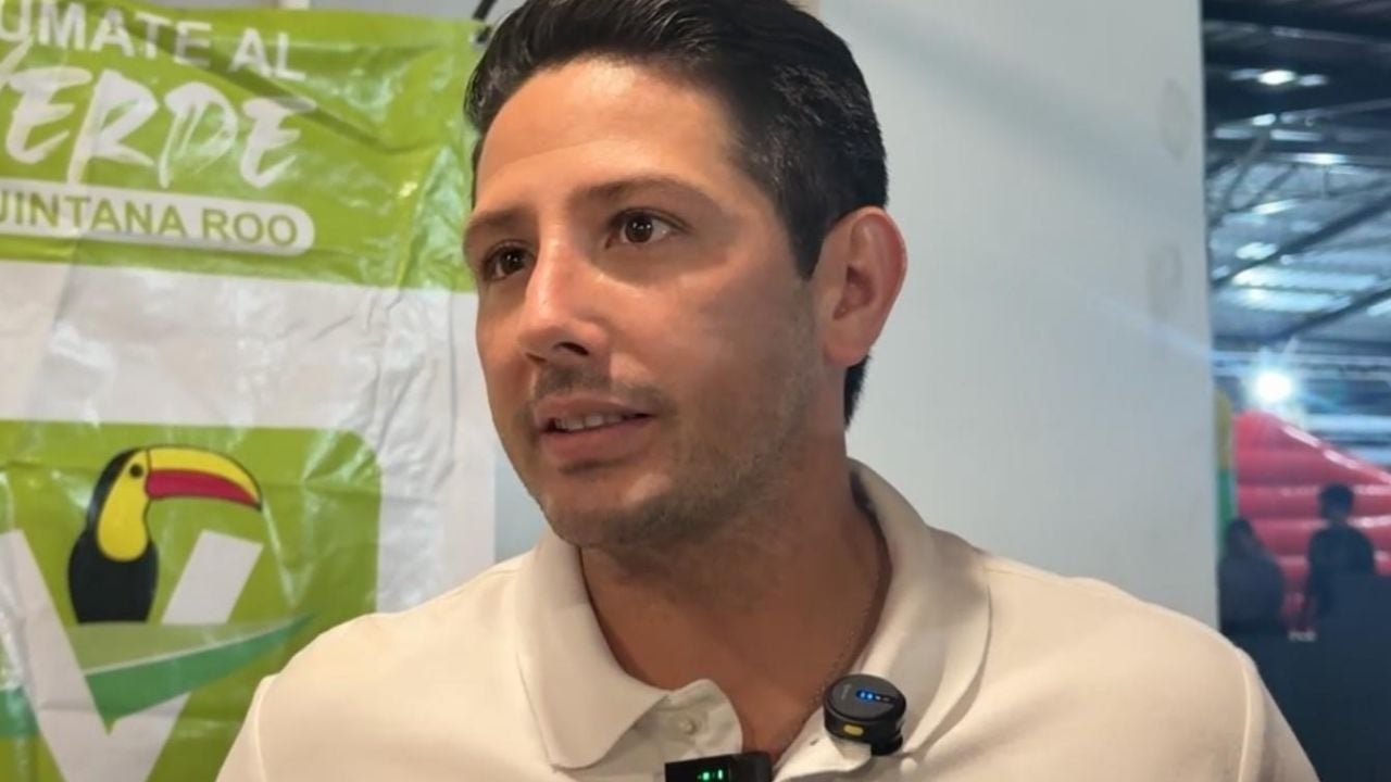 Deputy Renán Sánchez Tajonar speaking about environmental priorities in Cozumel
