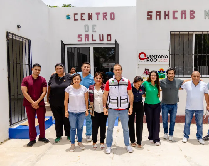 Mayor Diego Castañón and community members at the renovated health clinic in Sahcab Mucuy, Tulum.