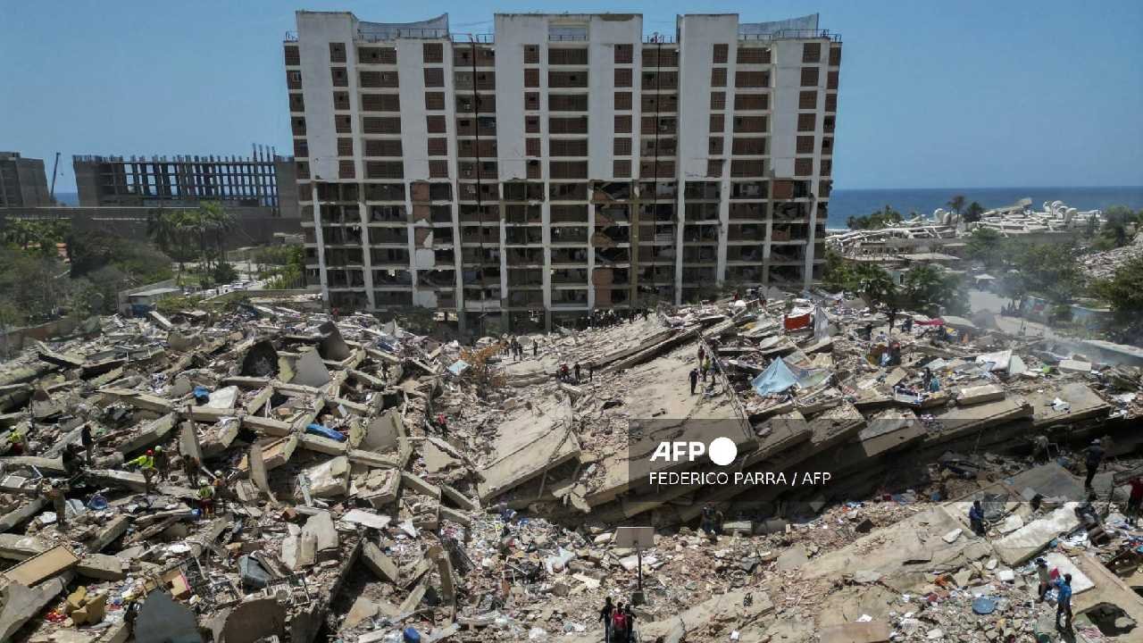 Rescue workers search through debris in La Guaira, Venezuela, after a 4.6-magnitude aftershock.