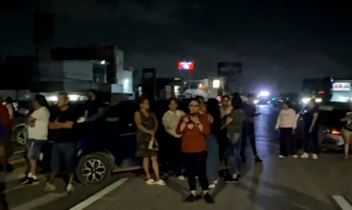 Residents blocking traffic on Luis Donaldo Colosio Boulevard in Cancun during a protest against alleged police abuse
