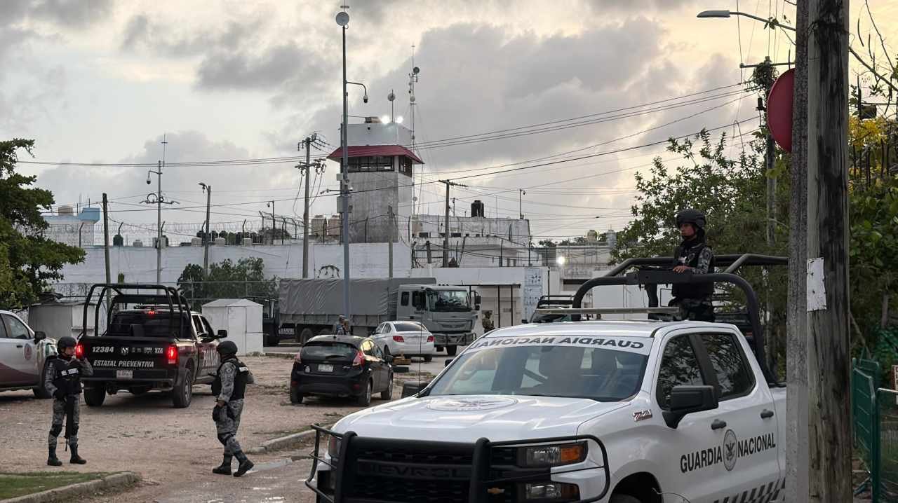 Police and military vehicles outside the Cancun prison during an inspection operation
