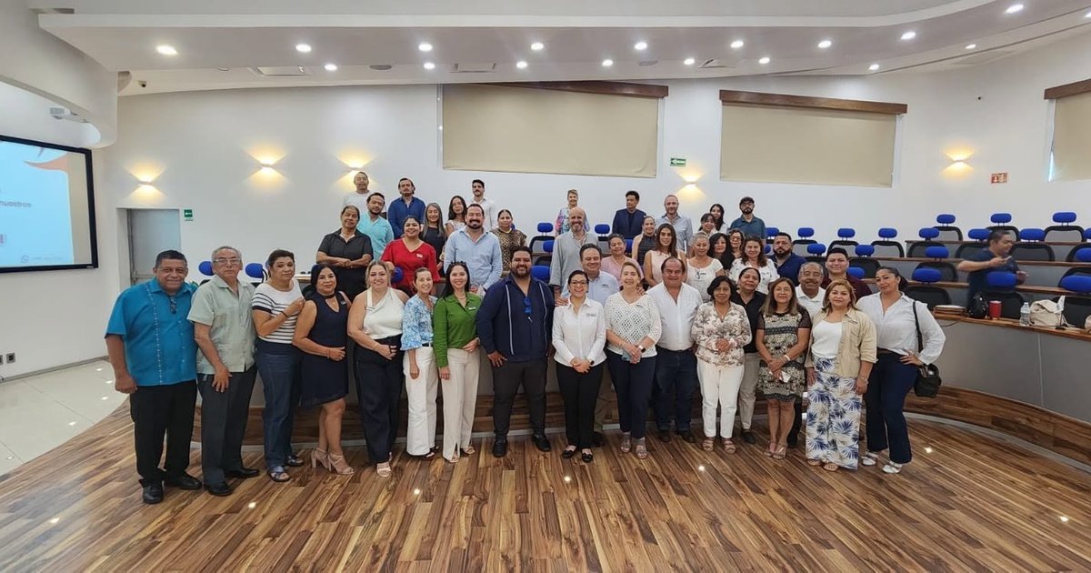 Officials from SEDETUS and AMII Cancun meeting to discuss digital tools for real estate