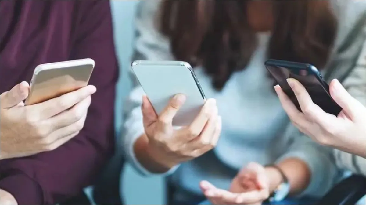 Smartphone displaying eSIM and messaging app icons representing alternatives to cellphone registration in Mexico