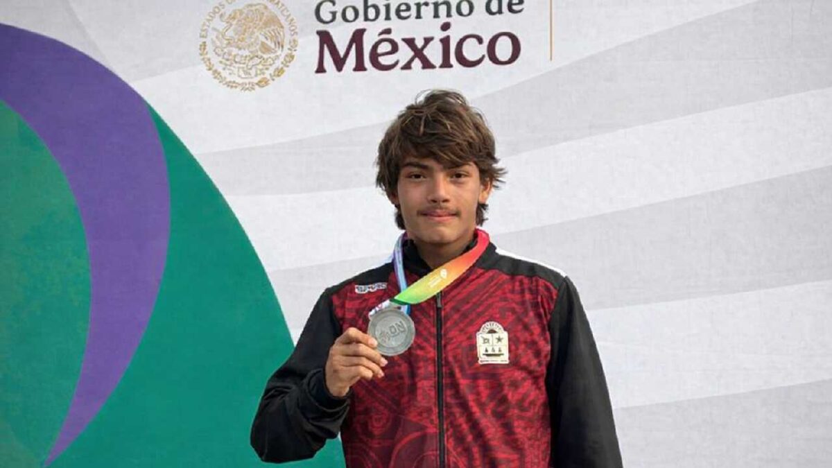 Surfer Ludriq Atreyu Delgado Valdez holding a silver medal at the CONADE National Olympics in Bahia de Banderas, Nayarit