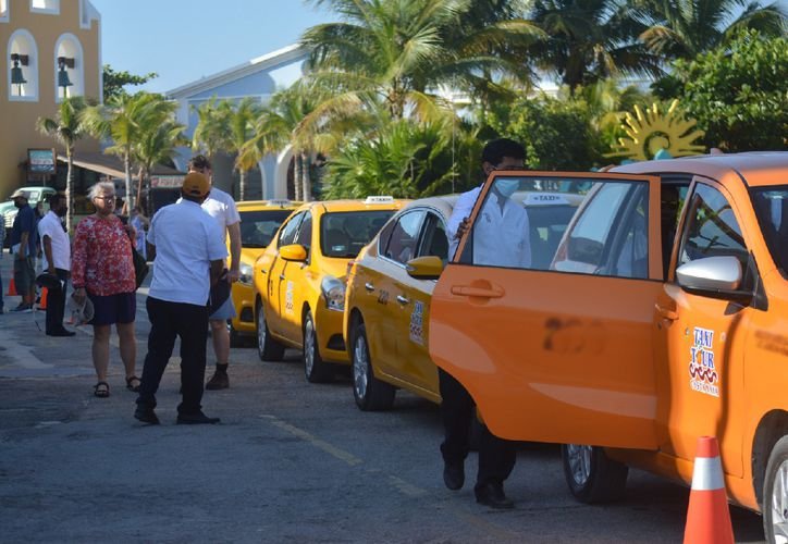 Taxi drivers in Mahahual gather to protest alleged corruption in the allocation of new taxi concessions.