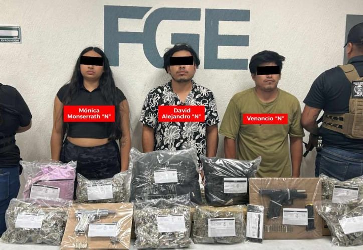 Three suspects arrested by police in Playa del Carmen with firearms and suspected drugs