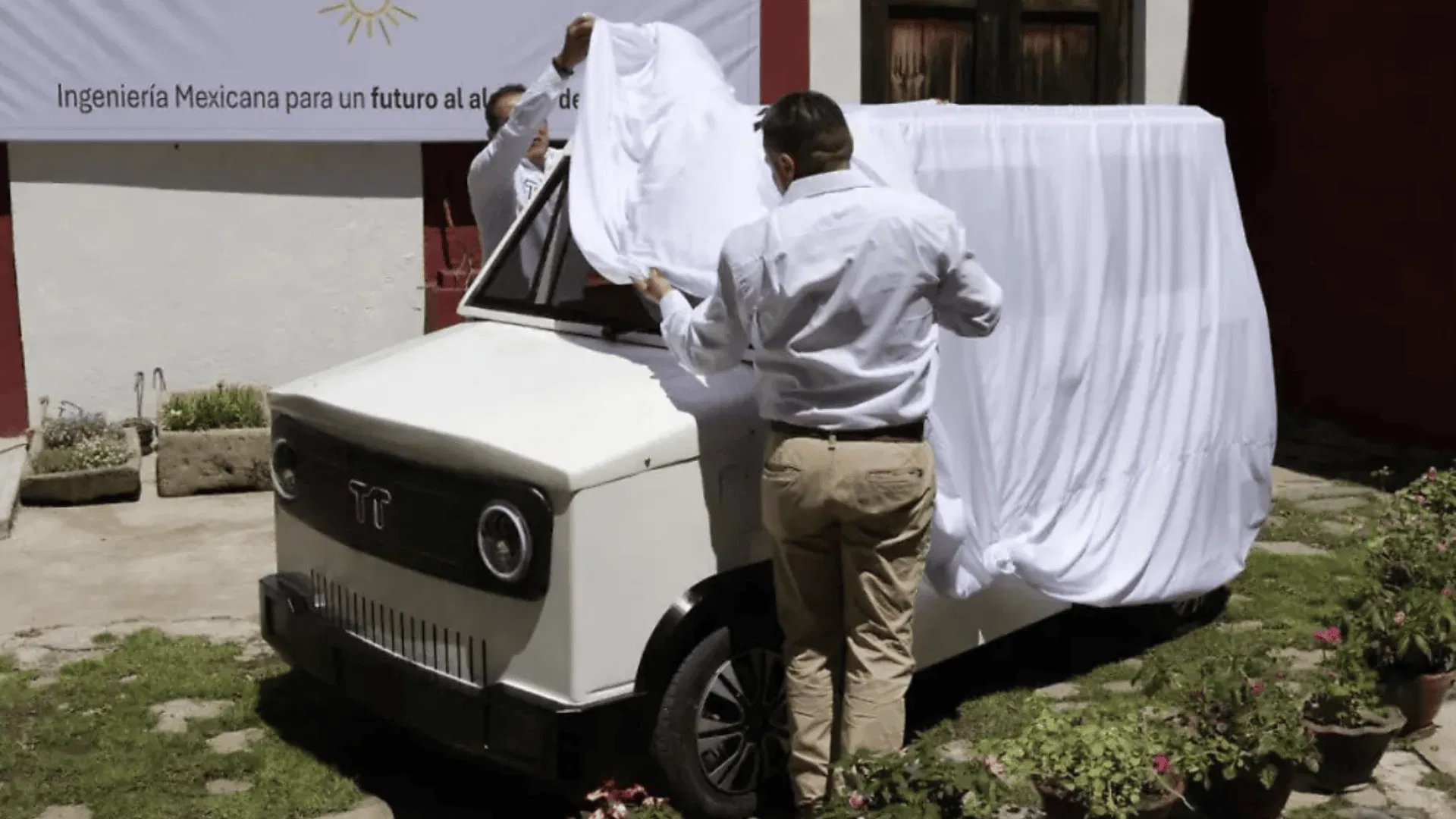 The Totalmente Tlaxcalteca TT, a small electric microbus assembled in Tlaxcala, Mexico, parked on a city street.