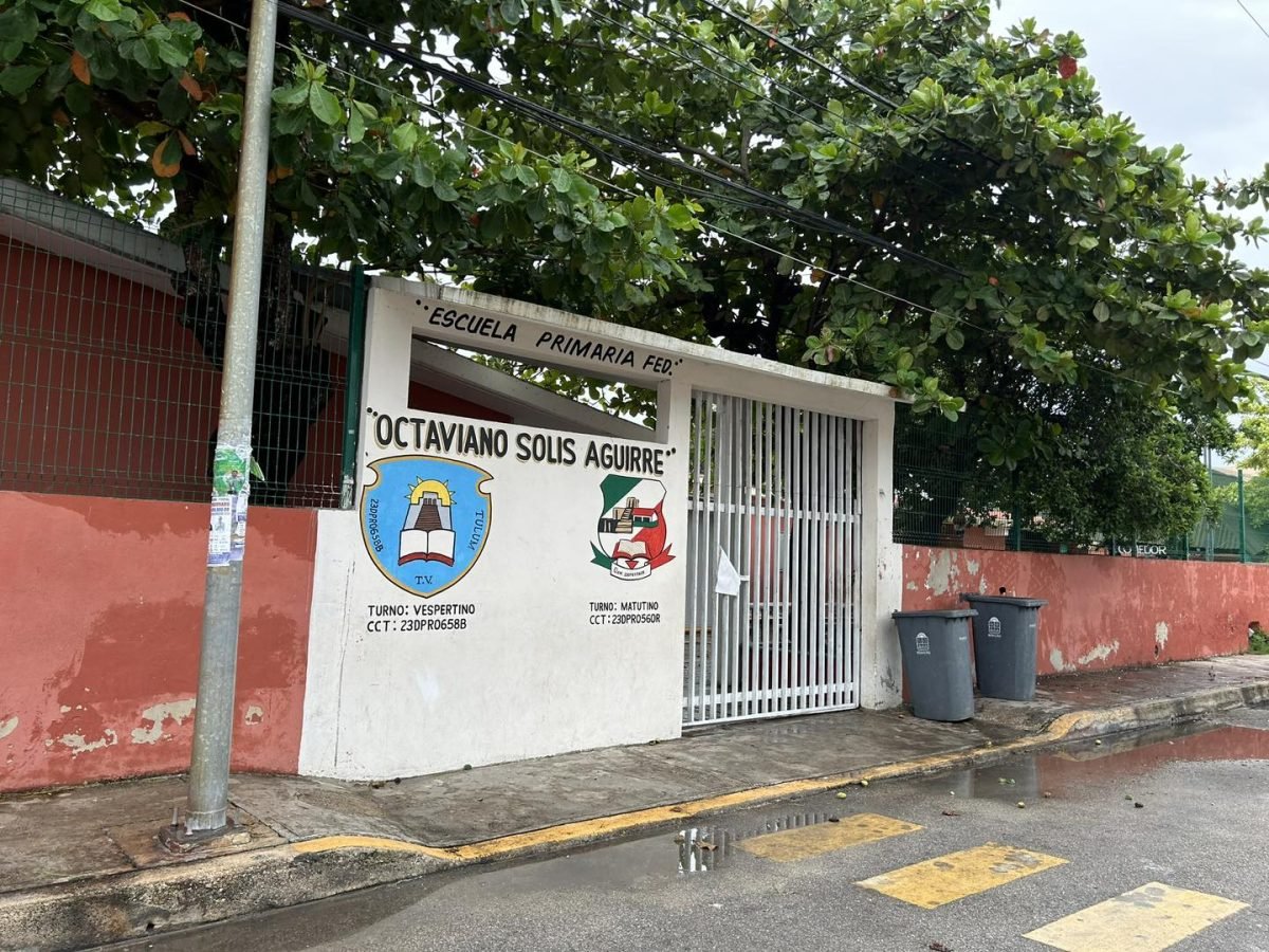 Empty desks in a Tulum elementary school classroom due to falling enrollment