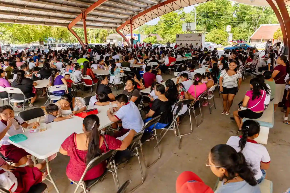 Mayor Diego Castañón Trejo hands out scholarships to students in Chanchén Primero, Tulum