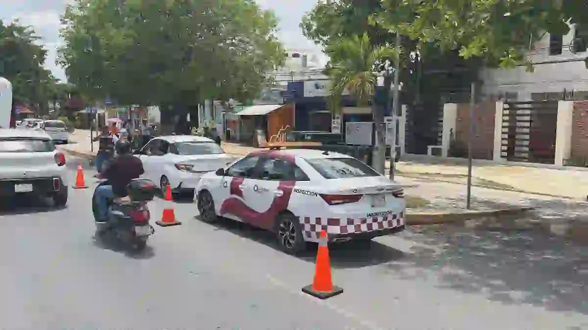 Taxi drivers in Tulum standing near their vehicles during an inspection operation by IMOVEQROO