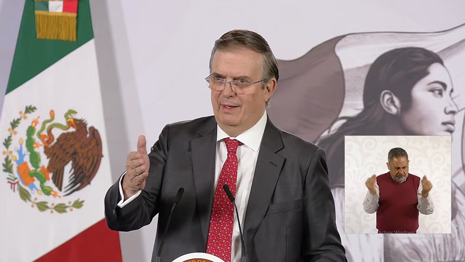 Mexican and US flags at a trade negotiation table