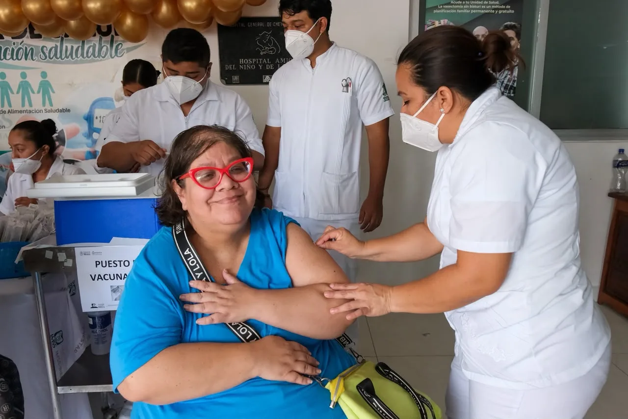 Health workers administering vaccines in Quintana Roo