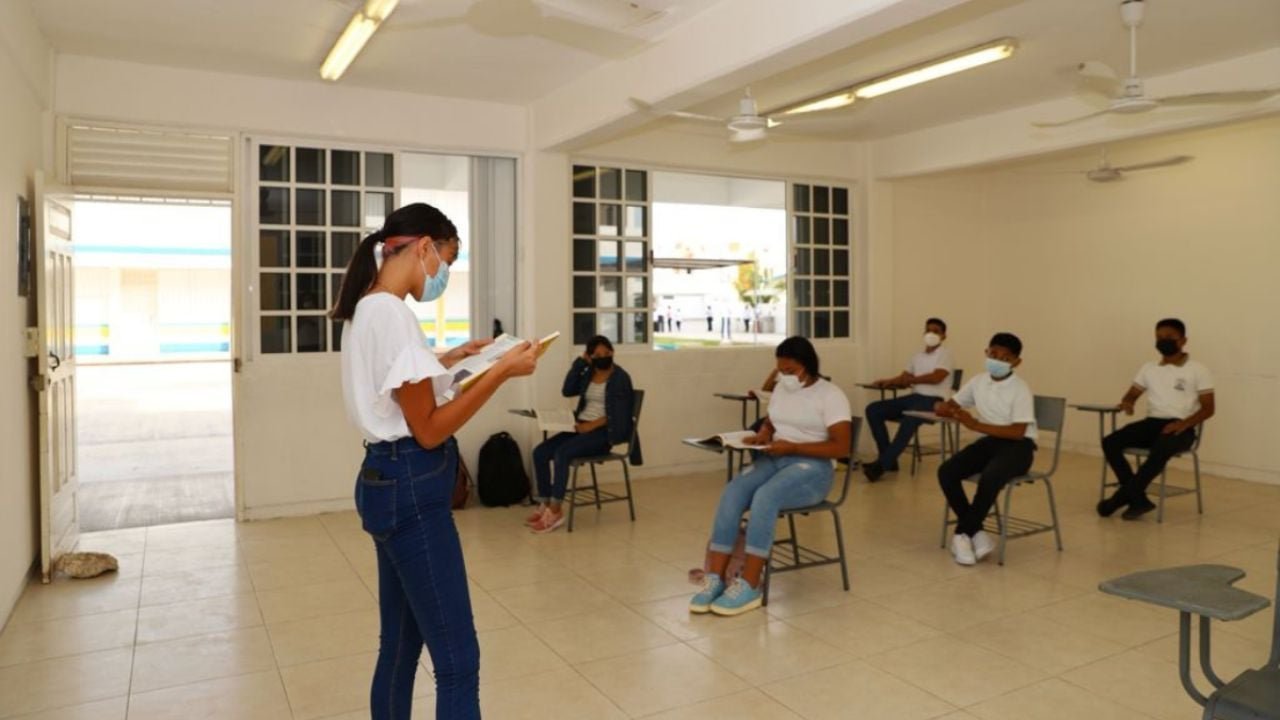 Young students in a classroom during a free English class in Puerto Aventuras