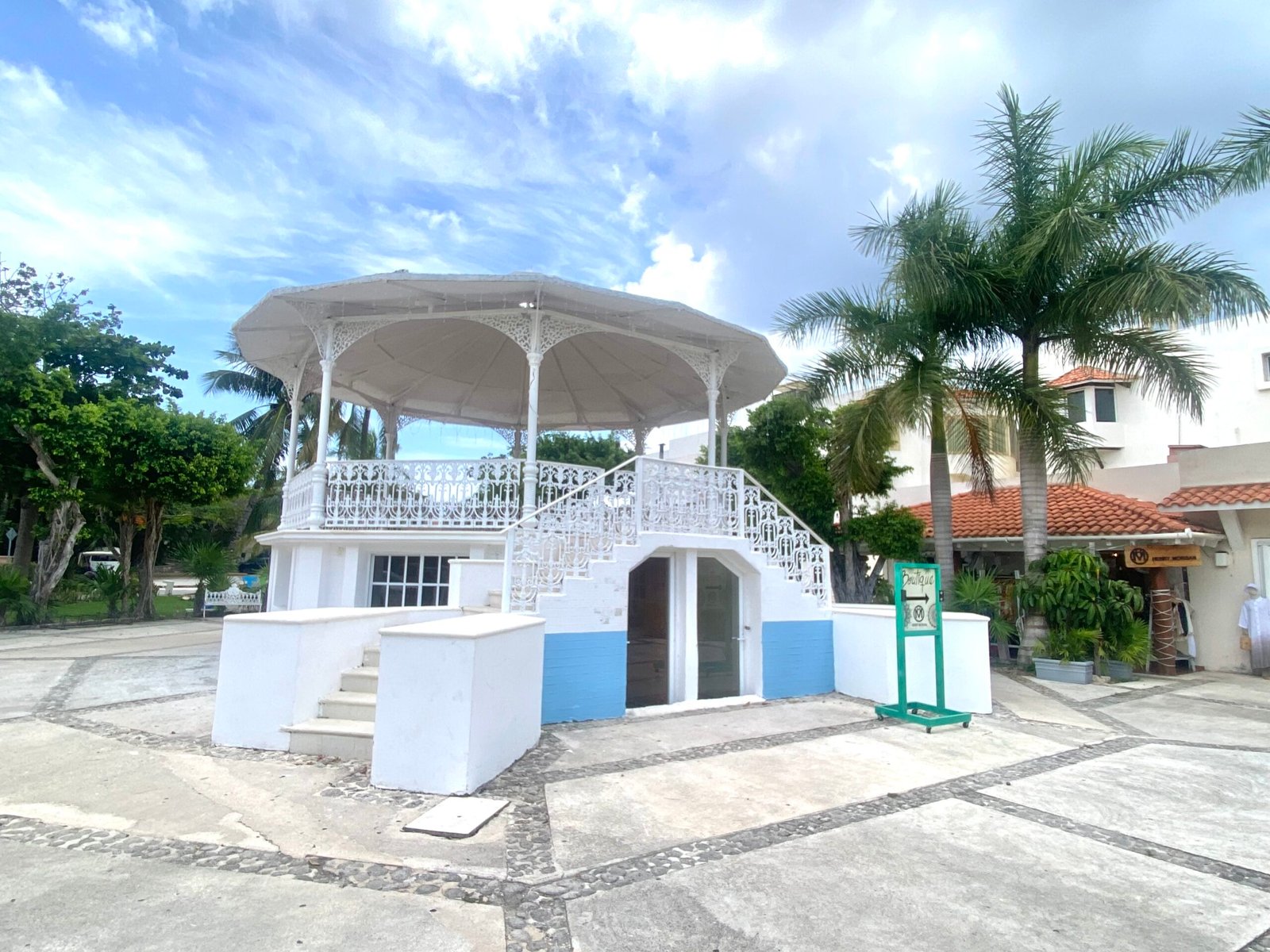 Post Office closed in Puerto Aventuras