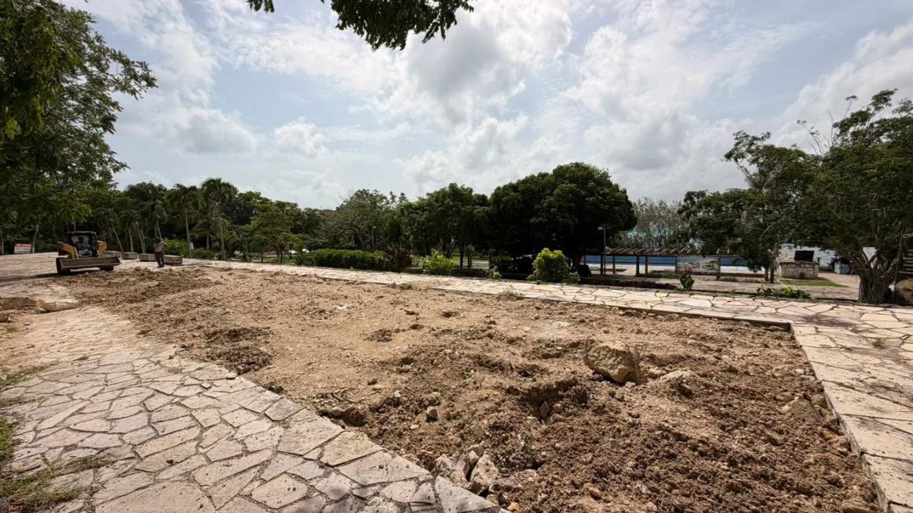Empty stalls and peeling paint inside the new Municipal Market of Bacalar, built by Sedatu