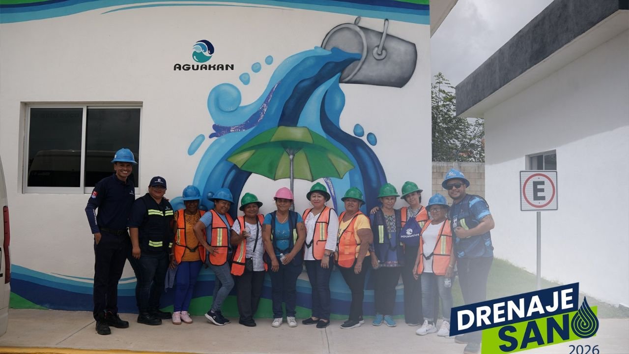 Aguakan workers inspecting a sanitary sewer manhole in Quintana Roo during the Drenaje Sano campaign