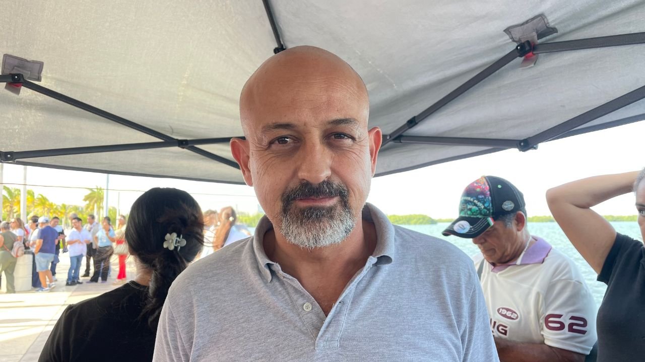 Alberto Ortuño Báez, director of the Municipal Institute Against Addictions, at the Cancun shelter.