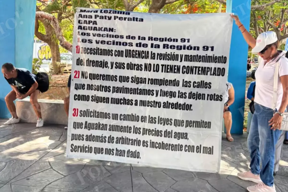 Residents protesting in front of Aguakan offices on Avenida Yaxchilán in Cancún.