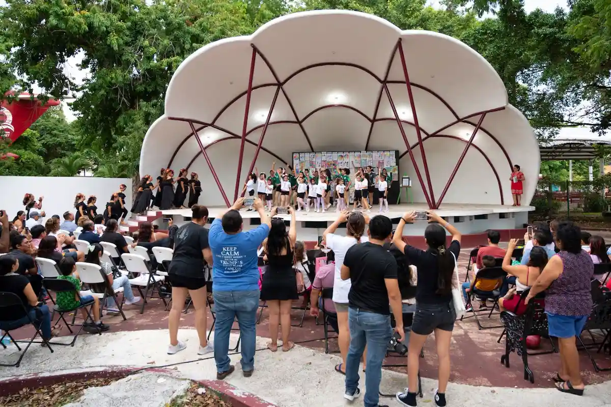 Students and families at the closing ceremony of free workshops at BiblioAvion Gervasio in Cozumel