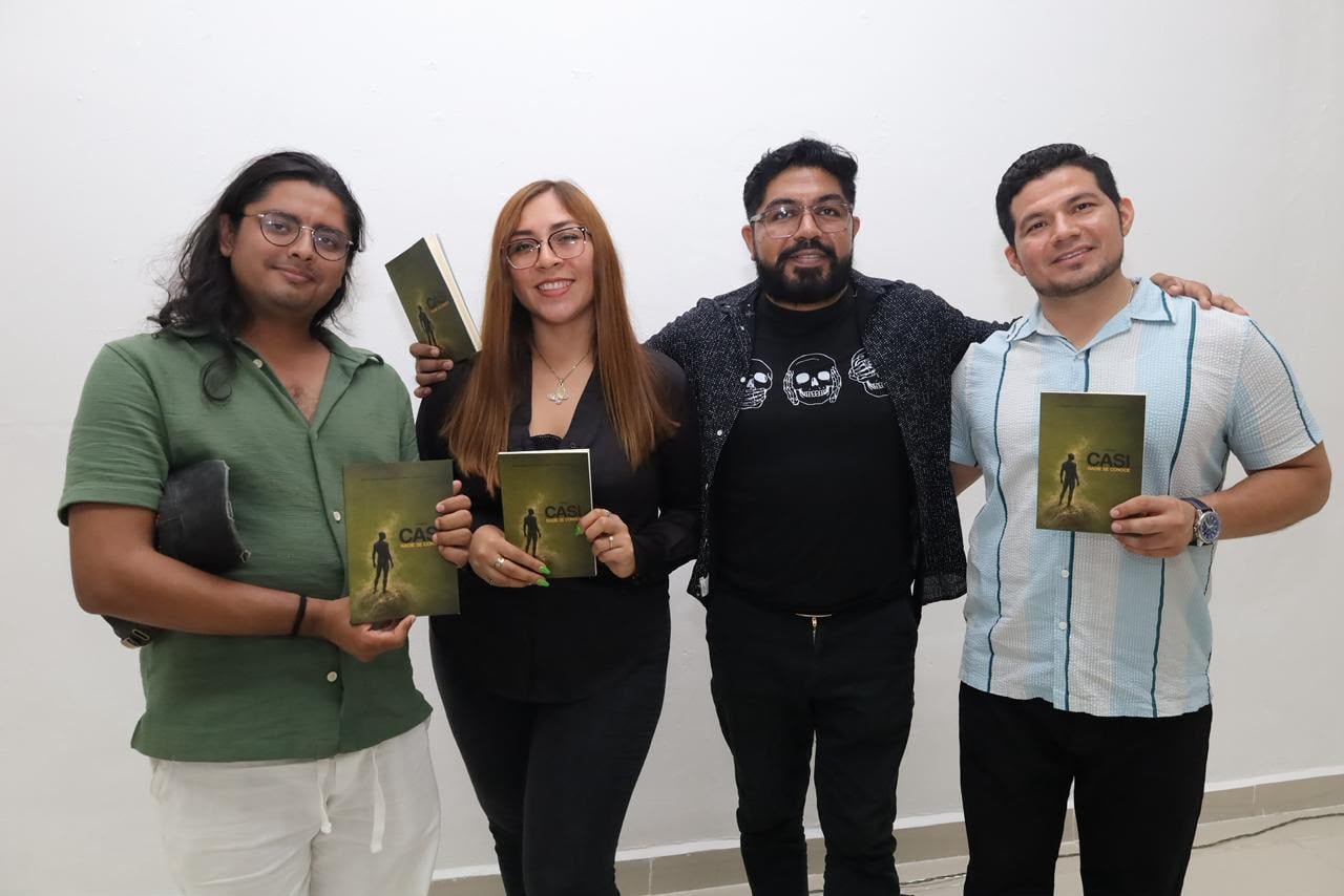 Author Ali Ahmed Benitez Guerra speaking at the book presentation of Casi Nadie Nos Conoce in Playa del Carmen
