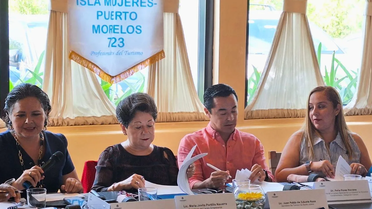 Representatives of Coparmex, Náuticos and SKAL sign a collaboration agreement in Quintana Roo.
