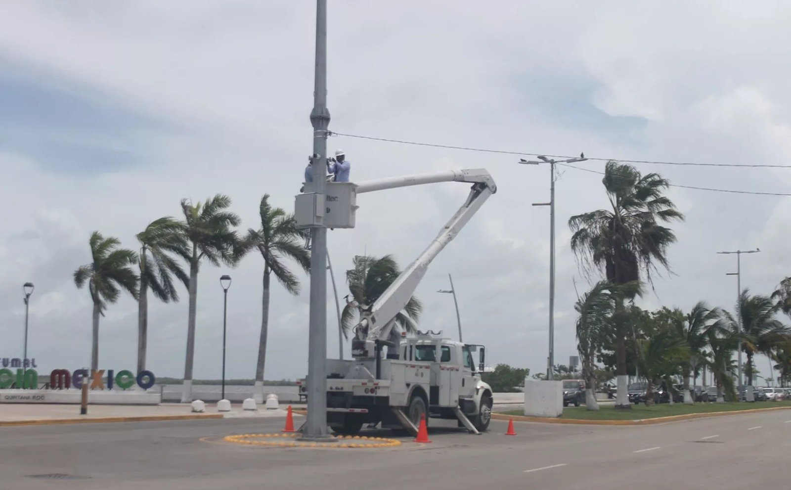 A security camera mounted on a pole in Chetumal, Quintana Roo, part of the C5 video surveillance network.